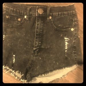 STONEWASH BLACK HIGH WAISTED SHORTS.